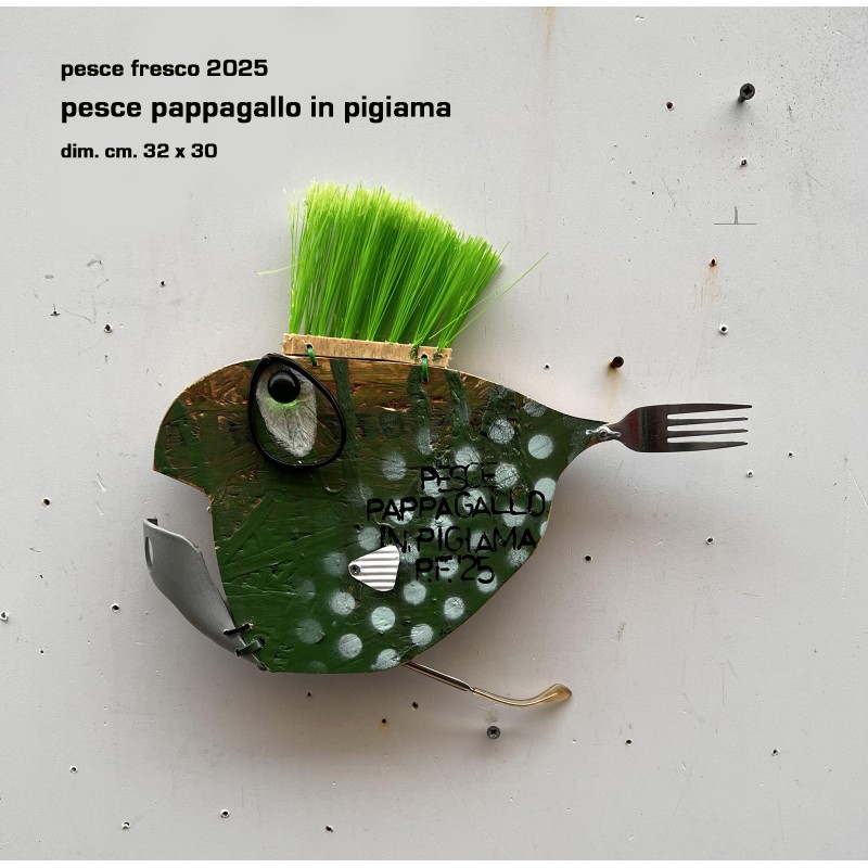 pesce pappagallo in pigiama